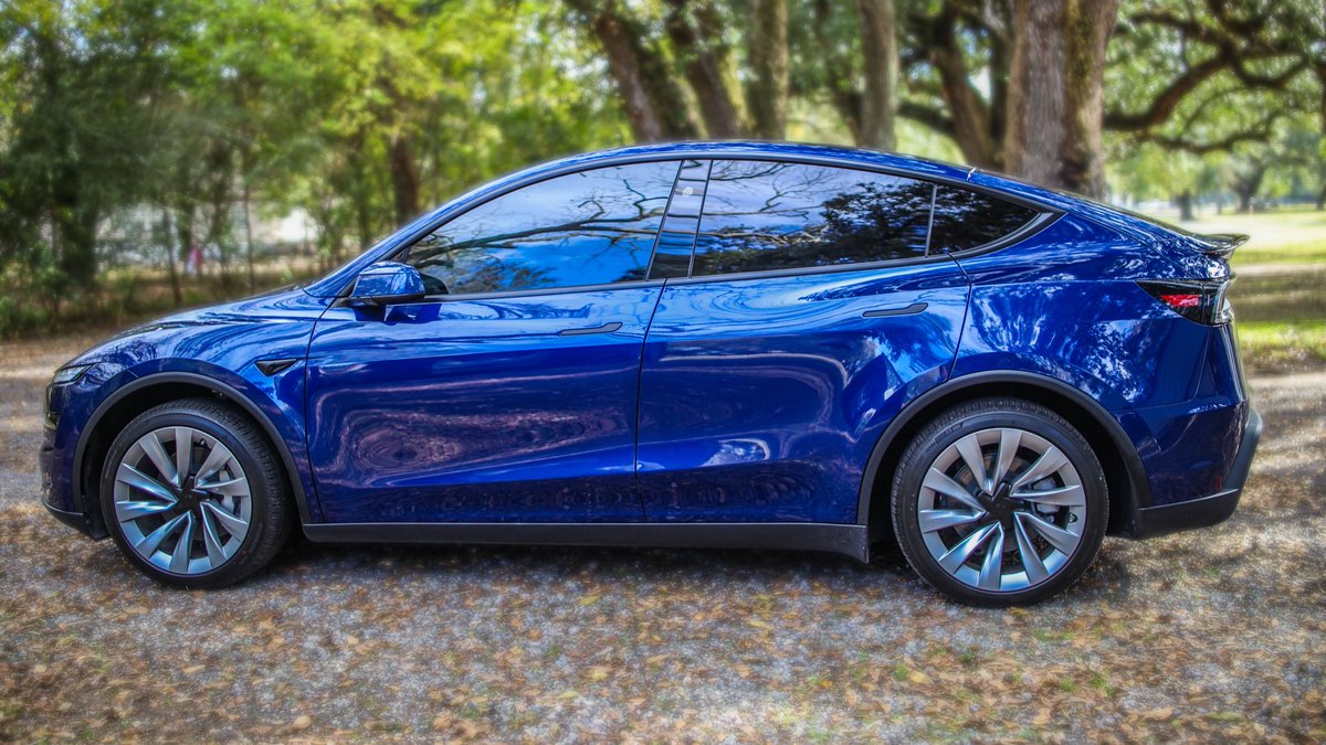 RussellNelius's tweet photo. Installing a Real Carbon Fiber Spoiler on a Tesla Model Y Juniper
https://t.co/2y0JZXC8xW

#tesla #modely #juniper https://t.co/0tSAjp7osv