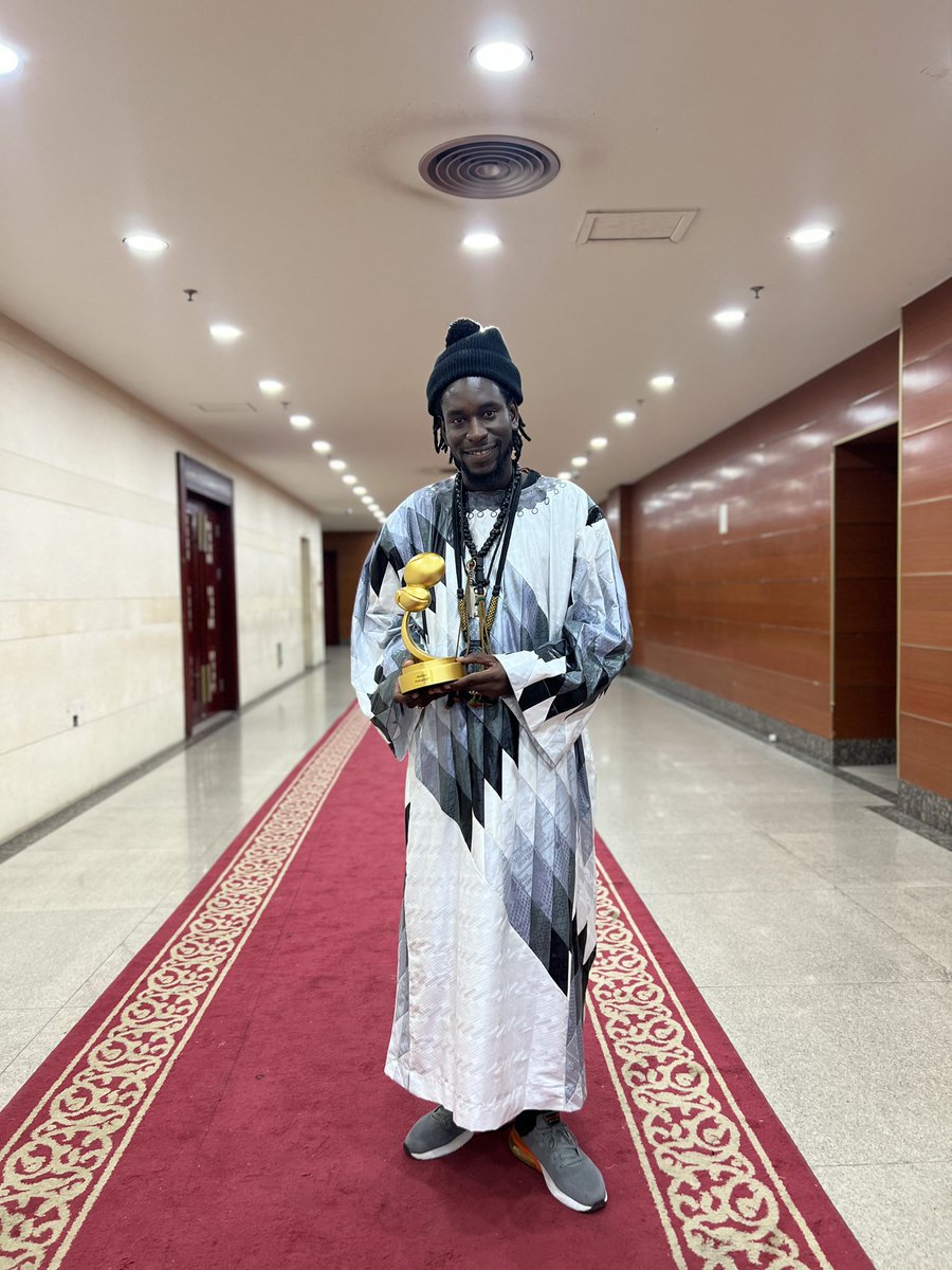 xelkoom's tweet photo. Maa ngi bégee bu baax di leen wax ne da ñu ma jox raaya ci meilleur nataal kat ci outsidesawards ngeen Fasaale la rek xal ne ñooko bokk . https://t.co/cDqbY27drX
