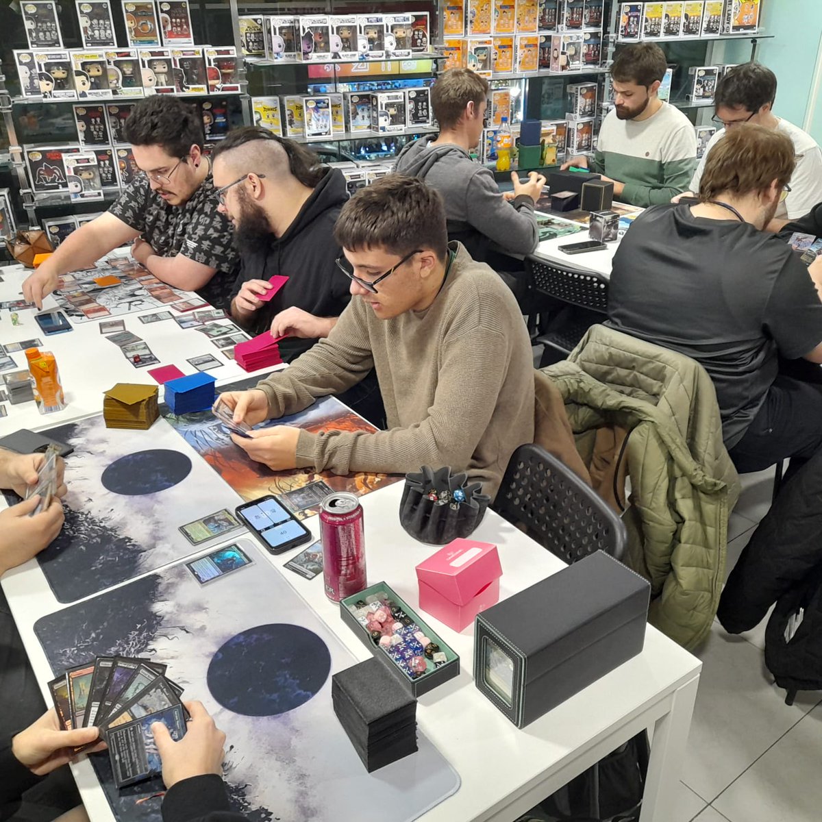 DistritoZer0's tweet image. Recuerda que en nuestras tiendas tenemos zona de ludoteca para disfrutar de tus partidas, con torneos programados y zona de juego libre.

🗓️ consulta nuestros calendarios de eventos en el post fijado
📱Escríbenos a whatsapp para reservar mesa en el fin de semana!