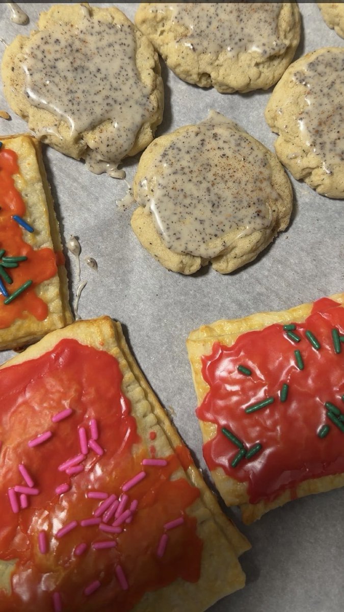 Samfi092's tweet photo. @taylornation13 @taylorswift13 Don’t forget to make birthday treats! Pop tarts and Chai cookies 🫶🏼 presentation could use some work but taste is 13/10 https://t.co/nh23fROb7L