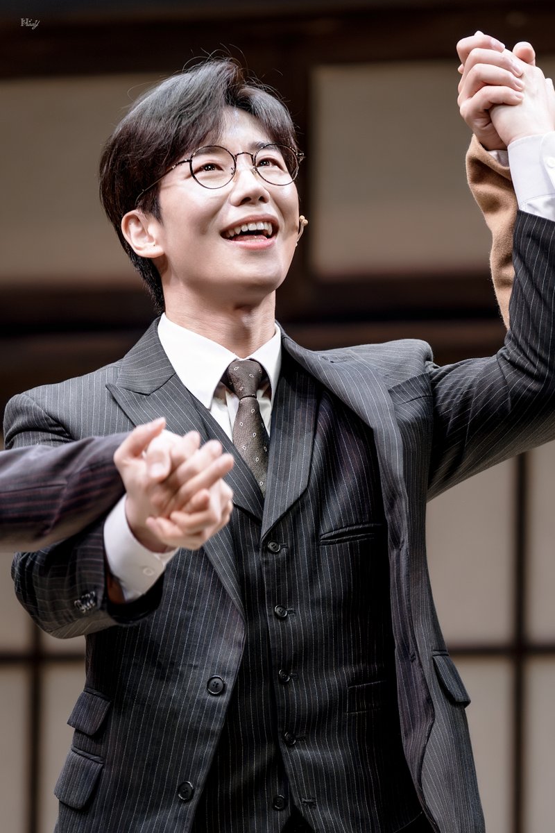 HY__pic's tweet image. 251213 뮤지컬 #팬레터 10주년 기념 공연 낮 커튼콜

해진선생님 꿀빵미소 😄

김해진 役 #김경수 #배우김경수