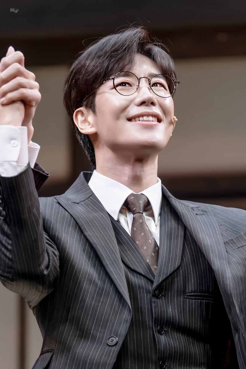 HY__pic's tweet image. 251213 뮤지컬 #팬레터 10주년 기념 공연 낮 커튼콜

해진선생님 꿀빵미소 😄

김해진 役 #김경수 #배우김경수