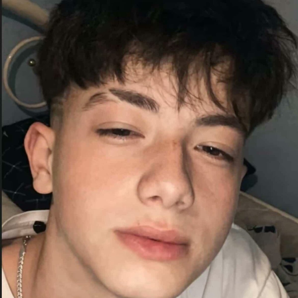 Alperen Ömer Toprak'ın ölümünün ardından, parkların üzerindeki gölge kalkmadı. 15 yaşındaki bir çocuğun can güvenliğinin sağlanamadığı bir yerde, kimse güvende değildir. Acımızla sesleniyoruz: Alperen için adalet, bu gölgeyi dağıtacaktır.
#BirYumrukBirCan