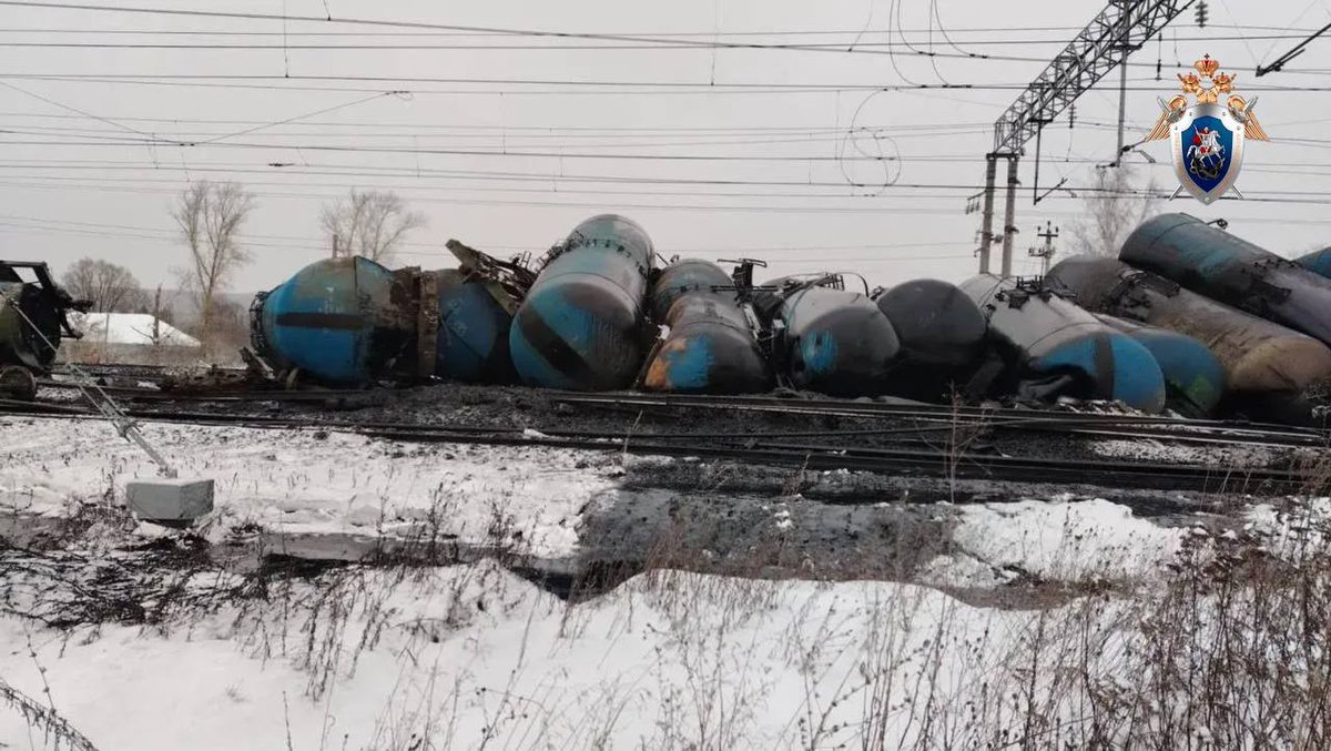 Just another day on russian swamps 🤗
🚨 A dramatic derailment occurred at Chais station in the Penza region, where 2 locomotives and 23 tank cars loaded with fuel oil went off track.  

The affected area is tentatively measured at 750 square meters. As a result, all traffic at