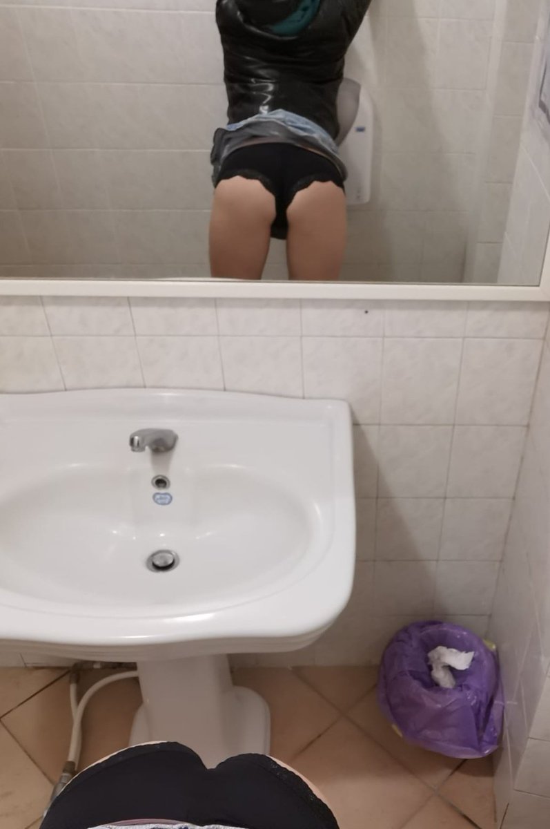 GiuliaPosienega's tweet photo. Sono al bar con le amiche e mi è preso un momento di zoccolaggine. Ho voluto condividerlo con voi. Ho fatto bene? https://t.co/m9VQbhFp2E