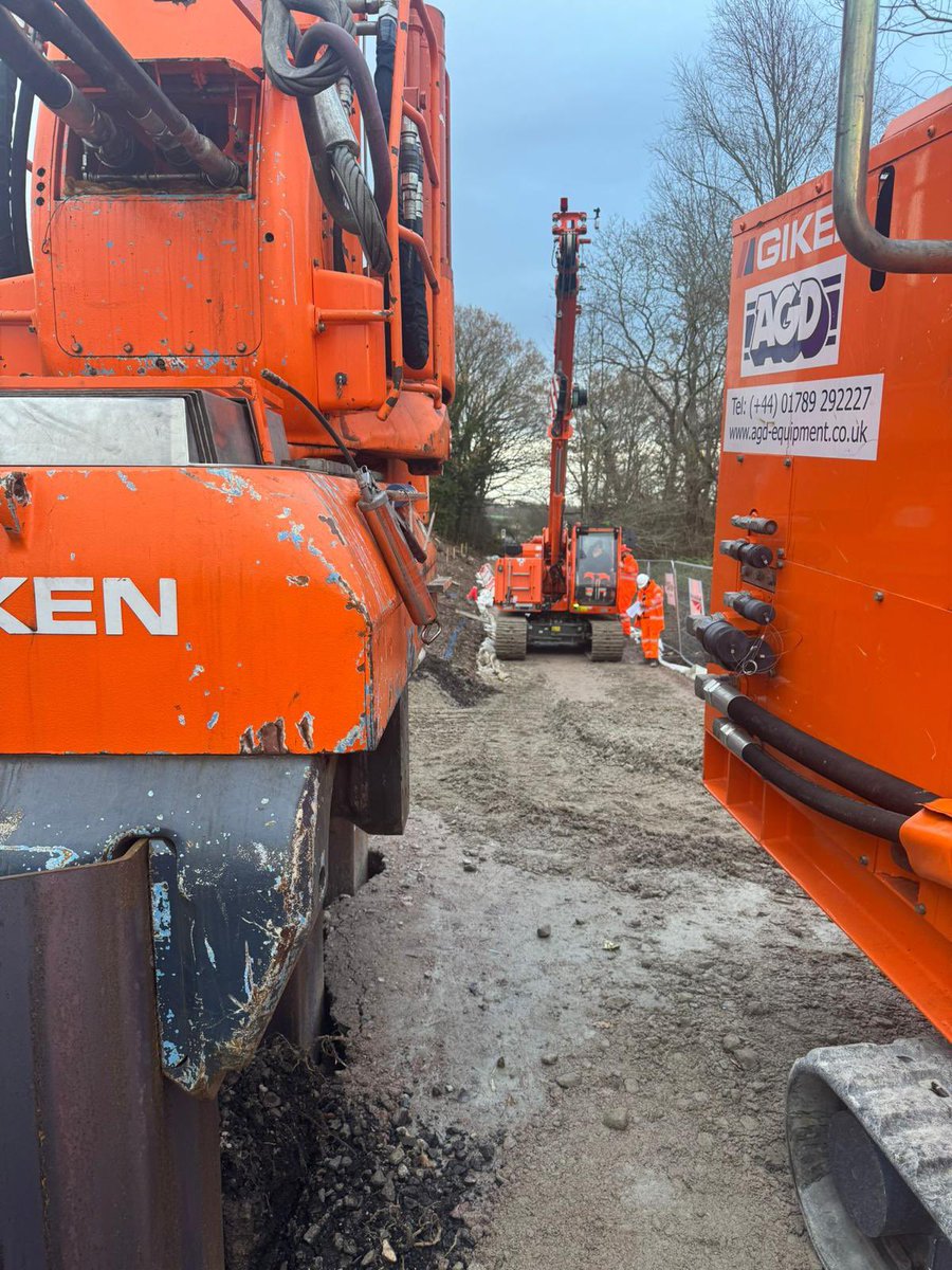 Multi machine job alongside a railway in Ingatestone, Essex for CK Rail this week.

We are installing #SheetPiles to level with a #Giken F201 #SilentPiler serviced by a SENNEBOGEN 613E, 15 tons #TelescopicCrawlerCrane

All labour supplied by <a href="/AGDEquipment/">AGDEquipment</a>