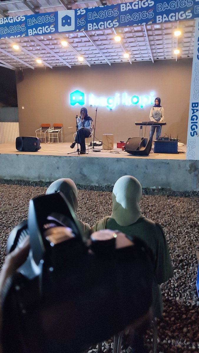 ItemAnalysis's tweet image. Menutup per PDDan kampus sebelum secara resmi farewell DEMA, dengan jadi pdd di unplug pms pake kamera muter muter ala Hilman.