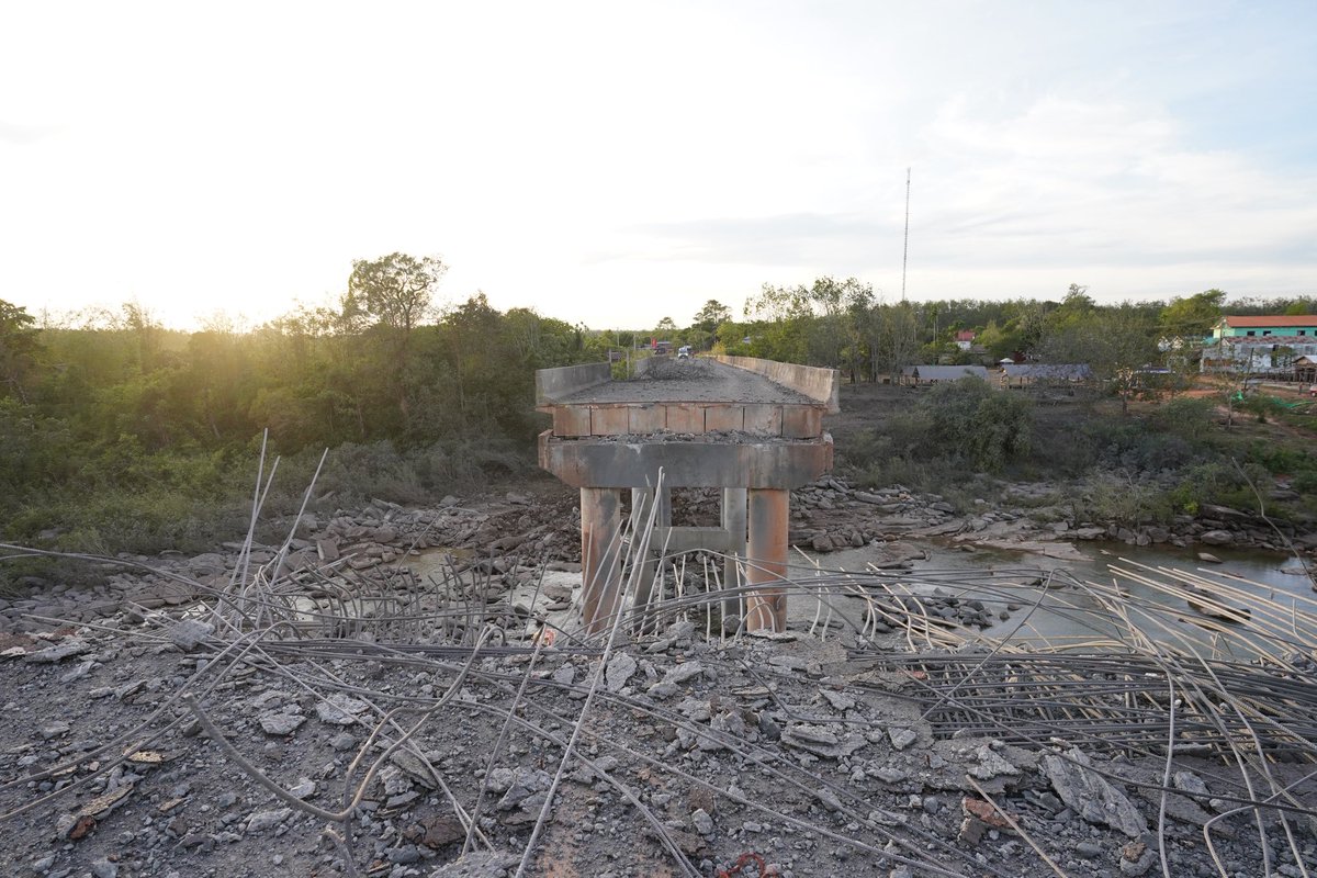 pheaktraneth's tweet photo. The Thai military continued to drop multiple bombs in succession from F-16 fighter jets on the Victory Bridge on the afternoon of 13 December 2025, following earlier strikes that morning, with the aim of completely destroying the main water-crossing bridge (Victory Bridge) in Veal Veng District, Pursat Province. At present, the bridge has been completely cut off. #TruthfromCambodia #CambodiaNeedsPeace #JusticeForCambodia #Thailandfirefirst #Thailandlying