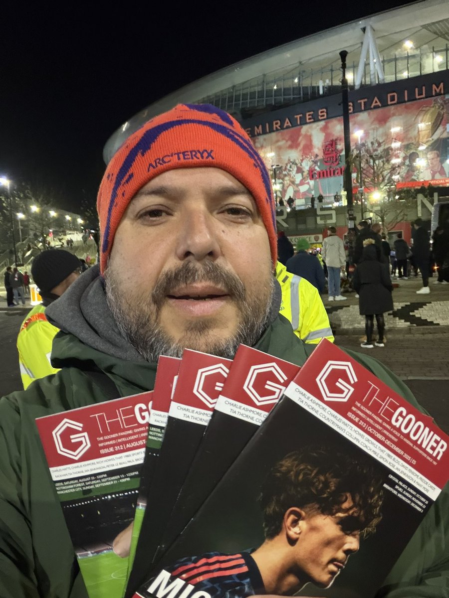 laythy29's tweet photo. Alex has turned up at his usual spot at Arsenal tube so I’ve ducked over to Bear Roundabout #getchagooner https://t.co/kWiUY2nIKt
