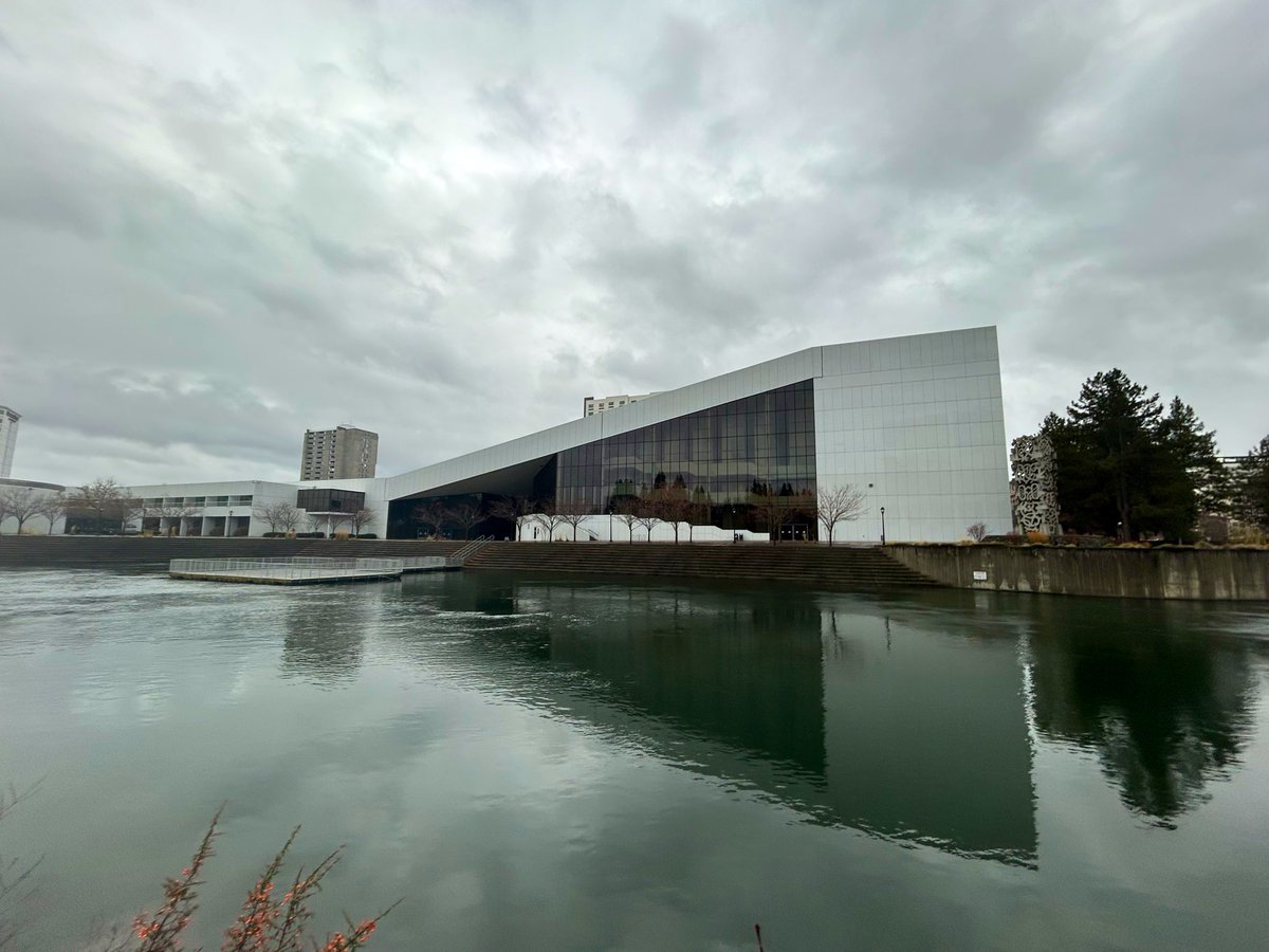 Spokane: ABD'nin toplam nüfusuna oranlandiginda Türkiye ölçeğinde küçük bir Anadolu kentine tekabül ediyor. Şehirlerine böyle bir kongre ve kültür merkezi inşa etmişler. Büyüklük böyle bir şey.