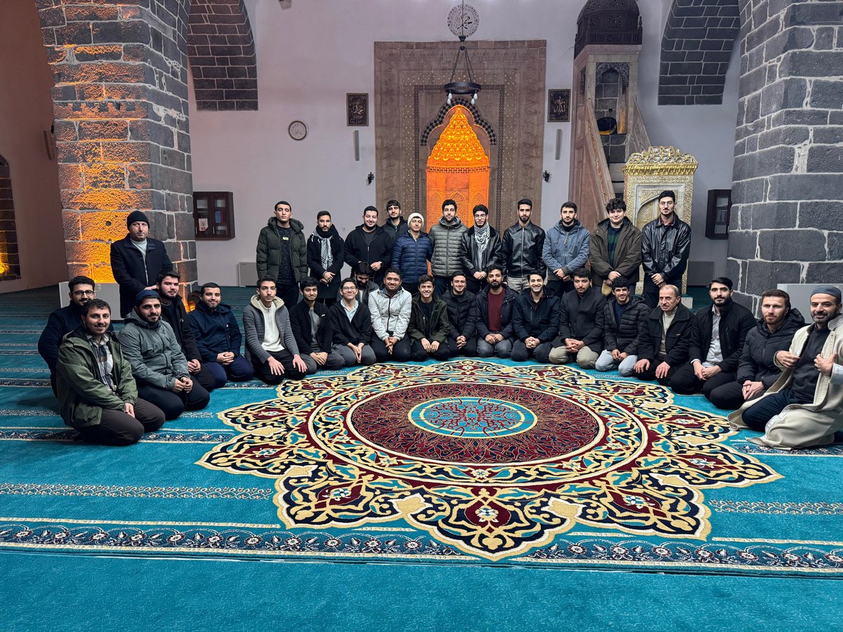 Dicleuni_adem's tweet photo. “Namaz müminin miracıdır.”

Tarihi Kurşunlu Camii’nde eda ettiğimiz sabah namazıyla güne bereketle başladık.
Aynı safta, aynı duada buluşmanın huzurunu yaşadık.
Rabbimiz niyetlerimizi kabul eylesin, birlik ve beraberliğimizi daim kılsın. https://t.co/Waum13AU5K