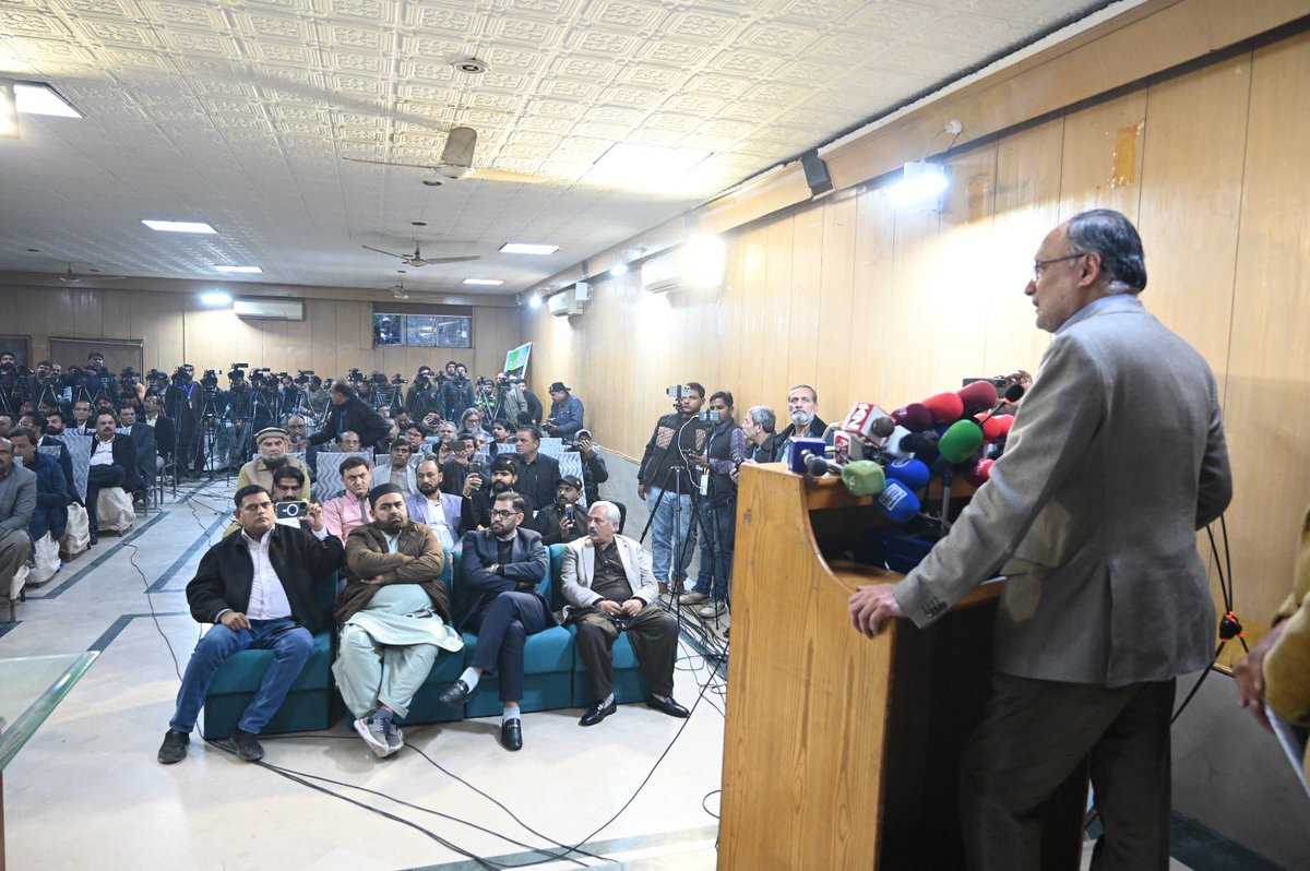 betterpakistan's tweet image. پنجاب یونین آف جرنلسٹس (دستور) کے زیر اہتمام سینئر صحافی محمد نواز رضا کی کتاب’’مرد آہن محمد نواز شریف‘ حکومت، اپوزیشن، جلا وطنی اور جیل کہانی‘‘ کی تقریب رونمائی سے خطاب کرتے ہوئے کہا کہ سابق وزیراعظم محمد نوازشریف جدید پاکستان کے معمار ہیں،دنیا میں ہر ملک نے امن، استحکام…