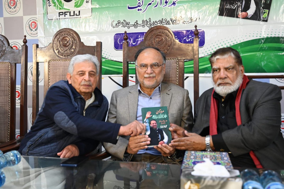 betterpakistan's tweet image. پنجاب یونین آف جرنلسٹس (دستور) کے زیر اہتمام سینئر صحافی محمد نواز رضا کی کتاب’’مرد آہن محمد نواز شریف‘ حکومت، اپوزیشن، جلا وطنی اور جیل کہانی‘‘ کی تقریب رونمائی سے خطاب کرتے ہوئے کہا کہ سابق وزیراعظم محمد نوازشریف جدید پاکستان کے معمار ہیں،دنیا میں ہر ملک نے امن، استحکام…