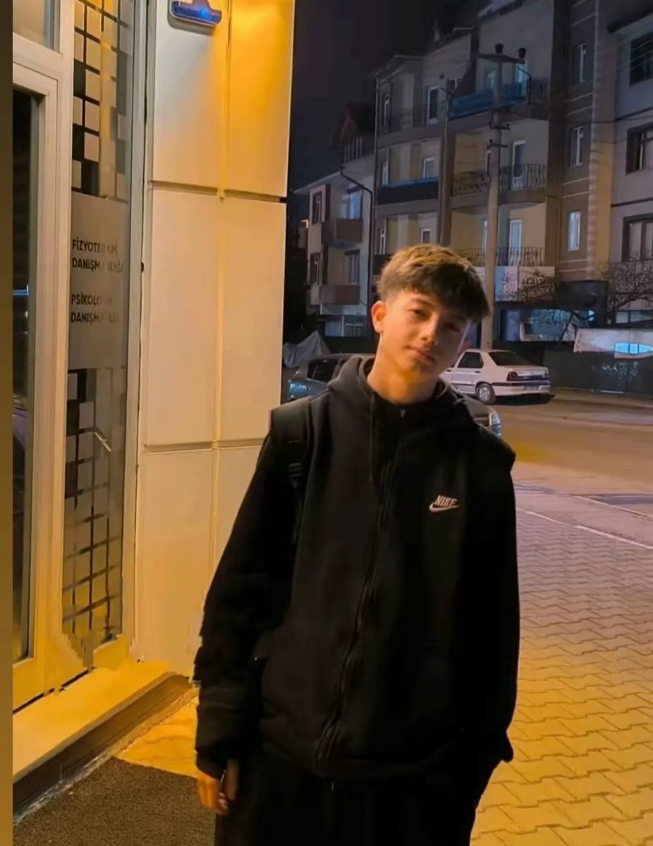 Biz unutsak tarih unutmaz. Alperen Ömer Toprak'ın adı, çocuk yaşta şiddetin kurbanı olanların sesi olarak kalacak. O sadece bir istatistik değil, bir candı. Ruhu şad olsun. Adalet, onu yaşatmanın tek yoludur.
#BirYumrukBirCan