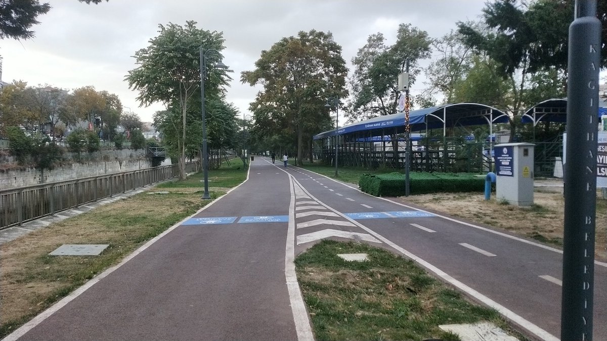 Hava kararmıştı
yağmur yağıyordu
dudakları sımsıcaktı
elleri üşüyordu
bir öptüm
bir daha öptüm
kimseler görmedi öpüştüğümüzü
yağmurdan başka
iki gözüm çıksın
şimdi ne zaman yağmur yağsa
utanıyorum…

Ümit Yaşar Oğuzcan