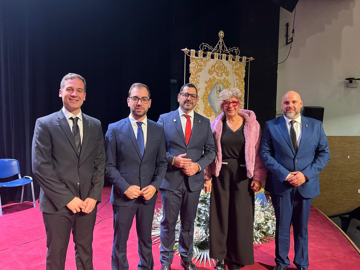 🎄 Asistimos al Pregón de Navidad, a cargo de Carlos Abad Galán, al que felicitamos por un pregón lleno de emoción.

🎶 Enhorabuena al Grupo Virgen de Fátima de la Peña Rincón Pulpitero por su interpretación musical.

🤝 Gracias a la Cofradía de Ntro Señor Jesucristo Resucitado.