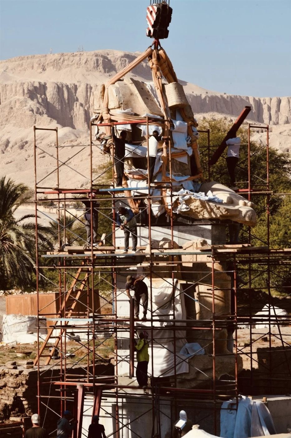 بوابة الوفد| وزنه 100 طن.. أسرار تمثال الملك أمنحتب الثالث في كوم الحيتان 