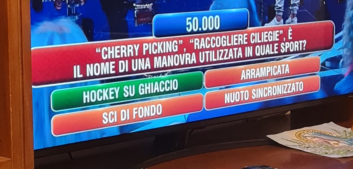 moontenwalk's tweet photo. mia nonna mi ha mandato questa foto con scritto "so che ti piace quella serie sull'hockey" https://t.co/Zqeqwq8Hqh