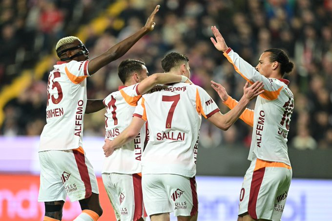 reynaresmi's tweet photo. ⚽️07' Leroy Sane
⚽️11' Roland Sallai
⚽️56' Victor Osimhen
⚽️69' Sander Van de Streek
⚽️90+3' Mauro Icardi

🏆Süper Lig'in 16. haftasında Galatasaray, Antalyaspor'u deplasmanda 4-1 mağlup etti.

📊PUAN DURUMU
🔸(39) Galatasaray
🔸(15) Antalyaspor https://t.co/Q865b6EagO