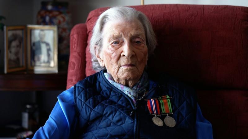 La femme que vous voyez en image ci-dessous avait 23 ans, mais elle ressemblait à une adolescente : c’était son arme la plus redoutable. 

Entre mai et août 1944, elle a envoyé 135 messages radio à Londres depuis la Normandie occupée.

Elle s’appelait Phyllis Latour, surnommée