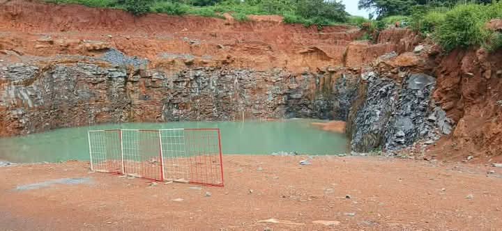ca_jaim's tweet photo. Aquando duma luta entre o povo e a autoritarismo do "Estado" enquanto a máquina criminosa que deshumamiza-lhe em todos os sentidos. Na região de Tombali🇬🇼, moradores de #CUNTABANE e #SITCHAM SARIFO, denunciam a #injustiça ambiental na exploração de pedreira que ameaça suas vidas. https://t.co/PXVVhifBBy
