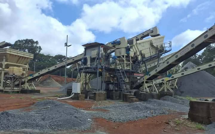 ca_jaim's tweet photo. Aquando duma luta entre o povo e a autoritarismo do "Estado" enquanto a máquina criminosa que deshumamiza-lhe em todos os sentidos. Na região de Tombali🇬🇼, moradores de #CUNTABANE e #SITCHAM SARIFO, denunciam a #injustiça ambiental na exploração de pedreira que ameaça suas vidas. https://t.co/PXVVhifBBy