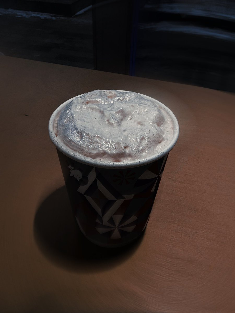 в дринките появилось кофе с блестками, безумно забавно теперь заходить в кофейню и общаться с бариста, у которых волосы в блестках, очки в блестках, и одежда вся переливается и мерцает как новогодний снег

а еще губы после такой пенки блестят как будто на них ахуенный блеск