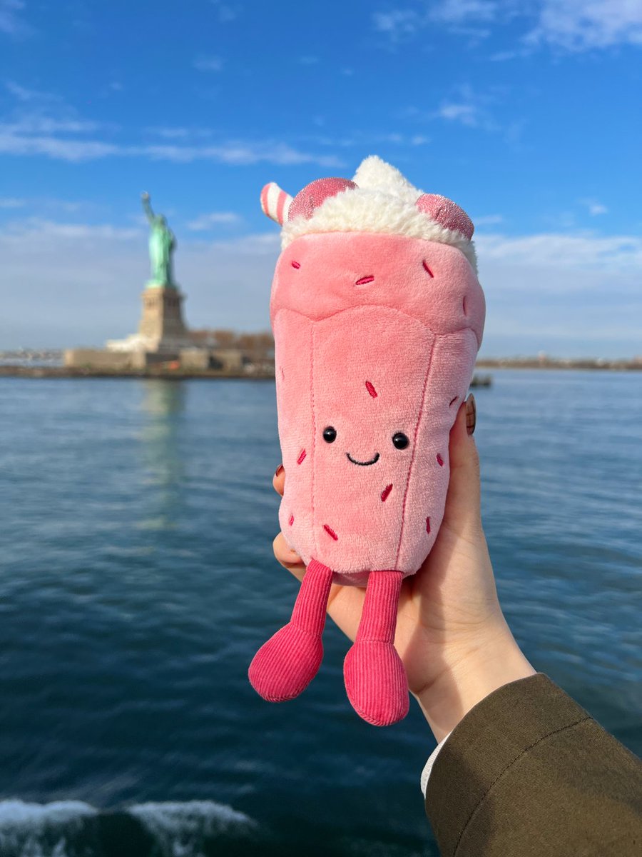 Dancing1_Daisy's tweet photo. The Statue of Liberty and Hello Kitty 🗽🇺🇸 I was worried there wouldn't be any, but there were lots of Hello Kitty items in the shops on the island.

Arrive on the island as early as possible; the later you go, the more crowded it gets. https://t.co/Z1jdzC19jh