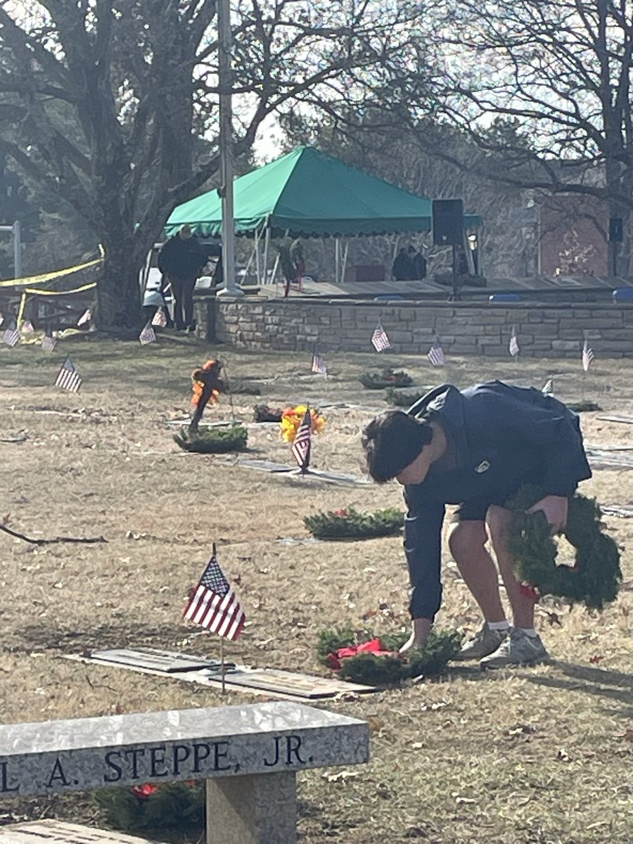 towsonhsfb's tweet image. Our young men and their families participated in Wreaths Across America today. It was terrific seeing our program honor our veterans today. 

Thank you players and families for attending! 🇺🇸