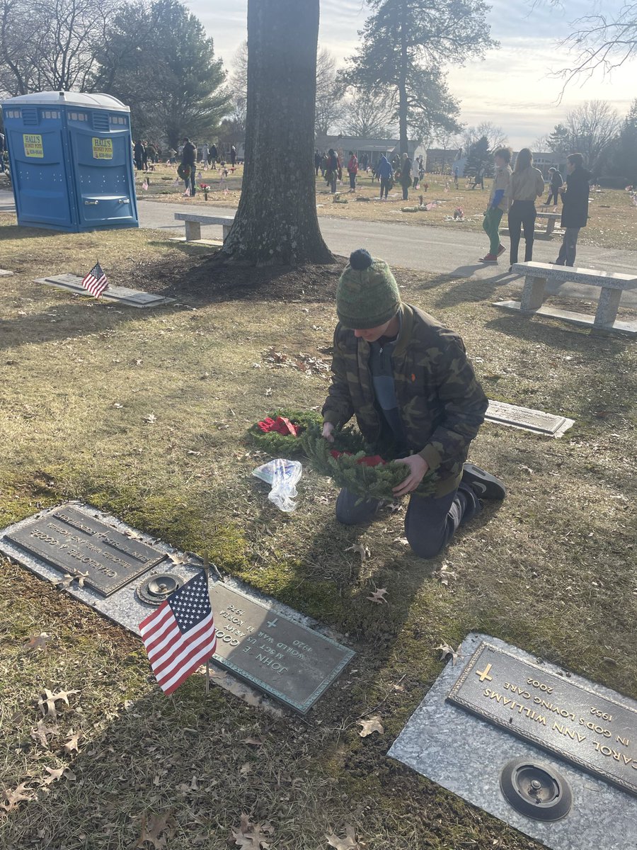 towsonhsfb's tweet image. Our young men and their families participated in Wreaths Across America today. It was terrific seeing our program honor our veterans today. 

Thank you players and families for attending! 🇺🇸