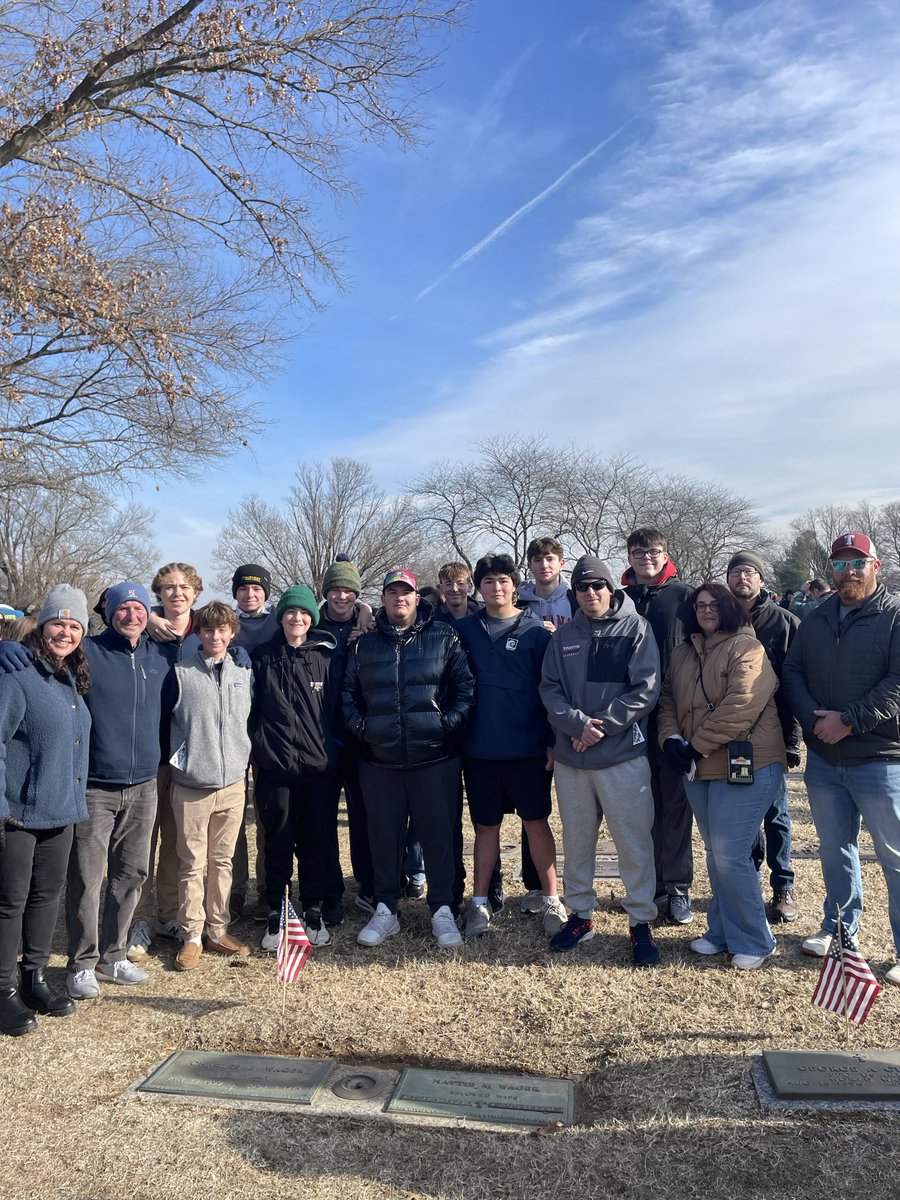 towsonhsfb's tweet image. Our young men and their families participated in Wreaths Across America today. It was terrific seeing our program honor our veterans today. 

Thank you players and families for attending! 🇺🇸