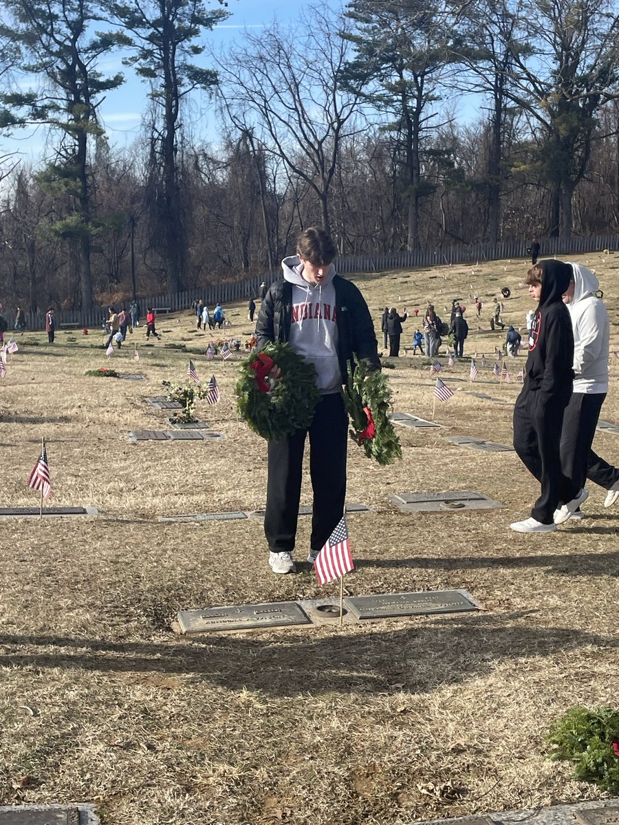 towsonhsfb's tweet image. Our young men and their families participated in Wreaths Across America today. It was terrific seeing our program honor our veterans today. 

Thank you players and families for attending! 🇺🇸