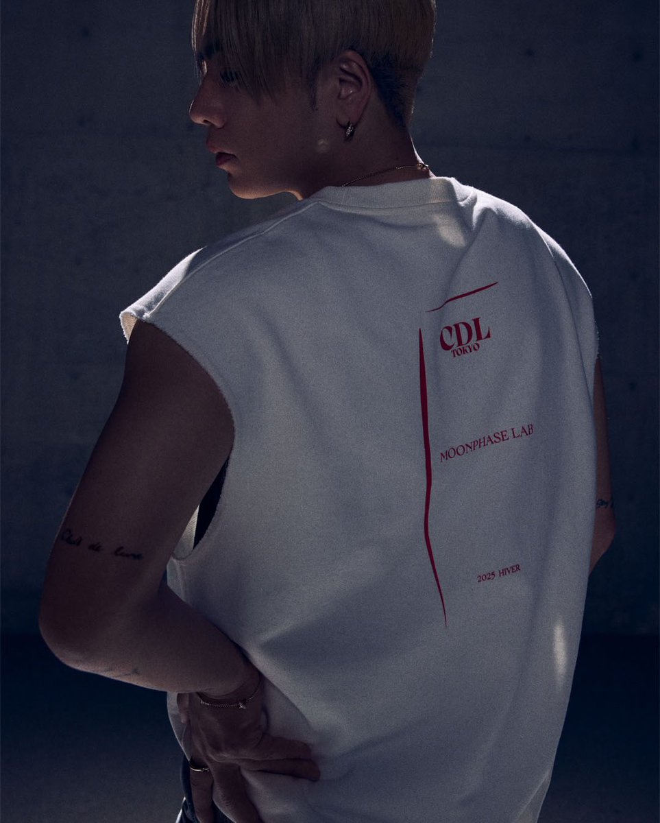 横から見た身体の薄さ、線の美しさ、広くデカイ肩幅、もちもちで