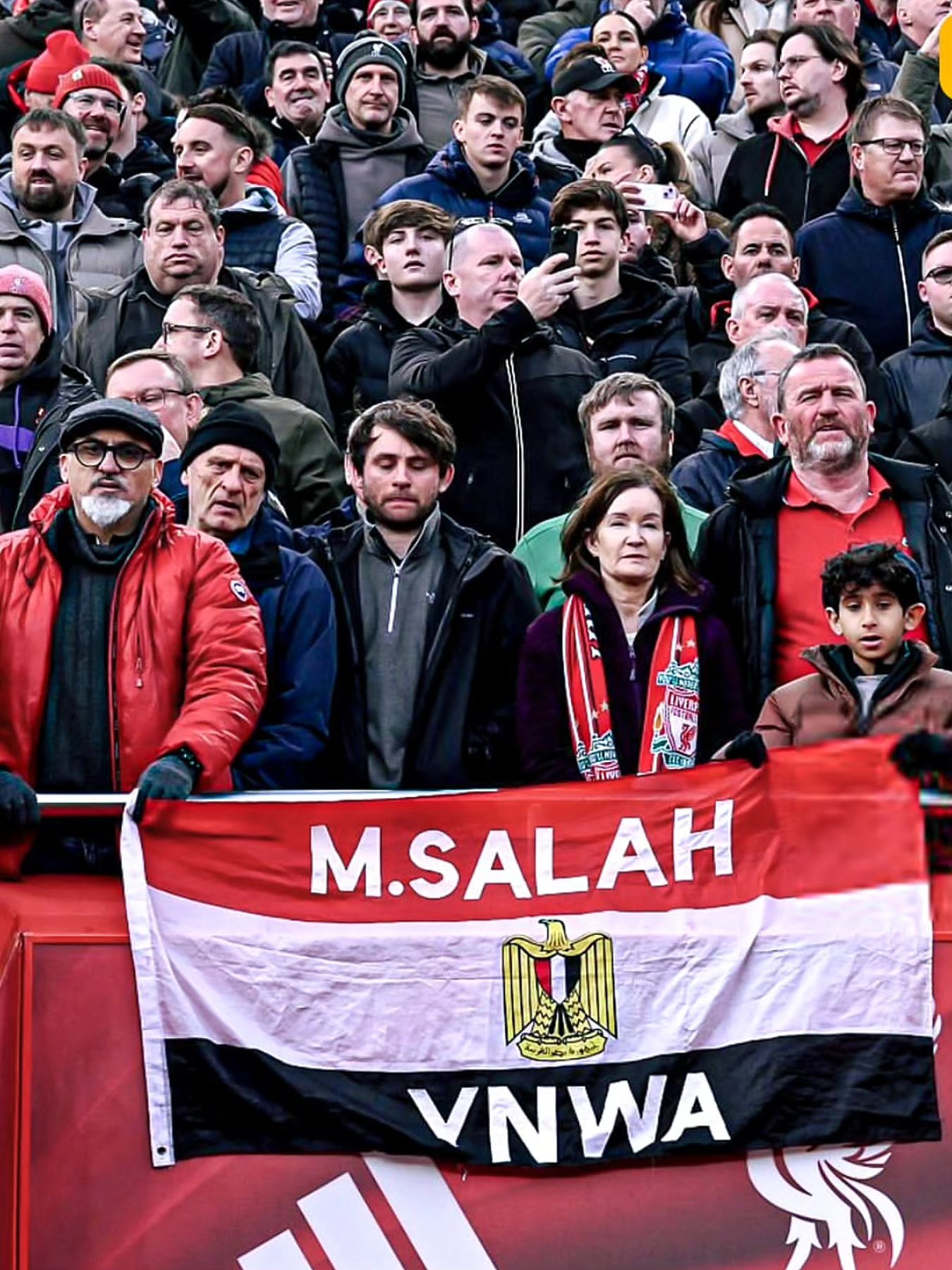 صورة للتاريخ. جمهور ليفربول يحمل علم مصر مكتوباً عليه محمد صلاح بملعب الانفيلد 