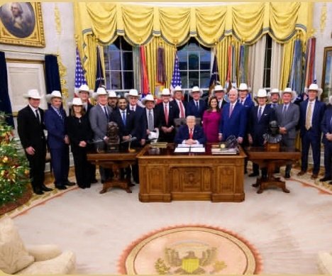 capitolwhip's tweet image. President Trump inside the Oval Office at the White House!!! #TheWhiteHouse #PresidentTrump #Trump #Trumpadministration