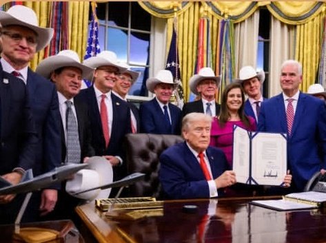 capitolwhip's tweet image. President Trump inside the Oval Office at the White House!!! #TheWhiteHouse #PresidentTrump #Trump #Trumpadministration