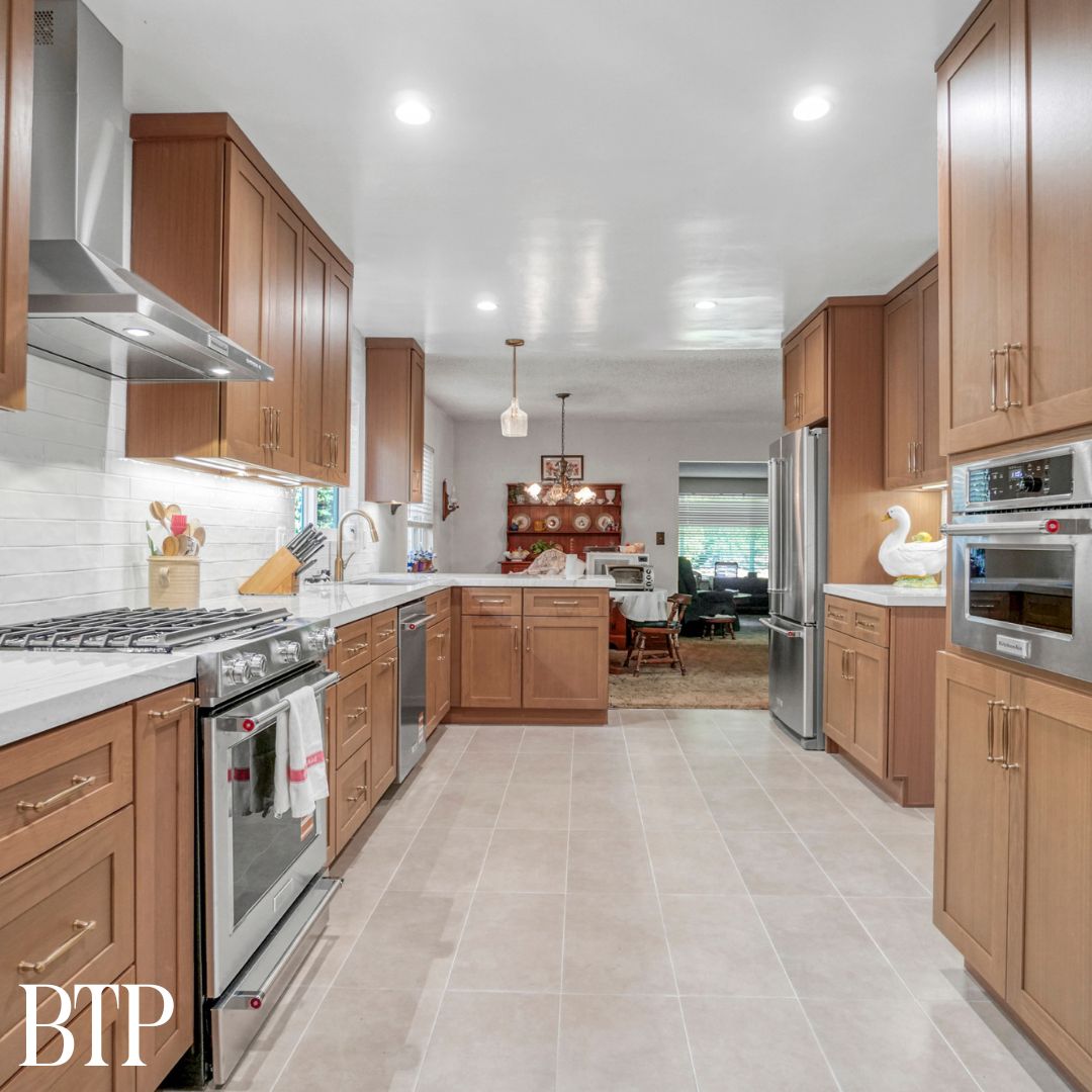 Warm, modern, and timeless ✨ Newly remodeled kitchen featuring white oak cabinetry, sleek quartz countertops, and elegant gold fixtures.