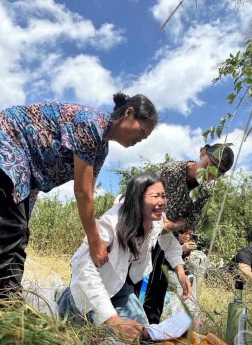 A tragic photo shows trafficking victim Yang Nihua learning that her parents passed away from depression just two years after she was abducted, 26 years ago.