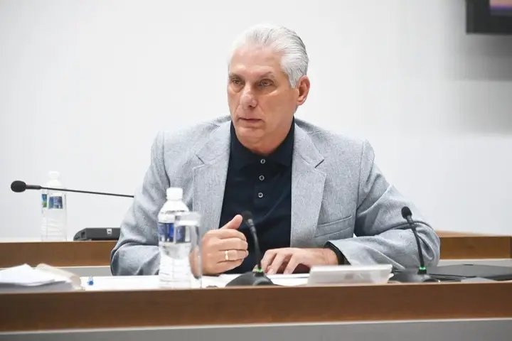 #DiazCanelB:«[...] Nosotros no nos podemos permitir en las condiciones actuales, y estoy hablando desde la actitud del Partido, desde el trabajo del Partido, que el burocratismo, el formalismo y la inercia sigan siendo frenos[...]» 
#XIPlenoPCC
#MiMóvilEsPatria☭