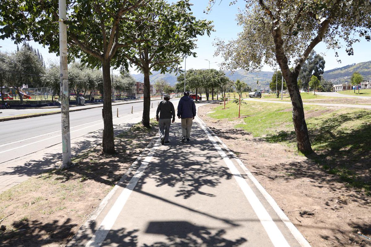 ObrasQuito's tweet photo. 🤩#QuitoConObras | La vida y el deporte regresan al sur de Quito🤩
Esta mañana el alcalde de la ciudad, @pabelml junto a nuestro gerente general Jorge Campoverde. recorrieron y entregaron los renovados parques: #Carollo y #LosTubos en beneficio de miles de familias.
👪Ven con tu familia y disfruta de estos renovados espacios👪
#QuitoRenace #QuitoNoSeDetiene