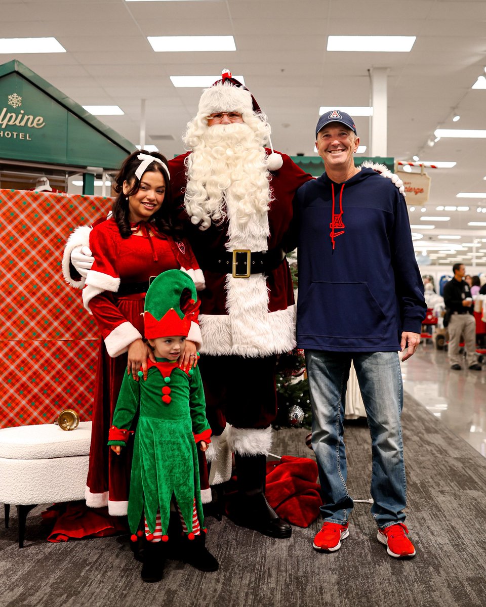 ArizonaFBall's tweet photo. This is what community looks like 🎁
Arizona Football joined Tucson PD’s Kids and Cops to give 200+ children a holiday shopping spree—spreading joy and the holiday spirit throughout our community.
#BeyondFootball
@Tucson_Police https://t.co/HKjiCDCBcL