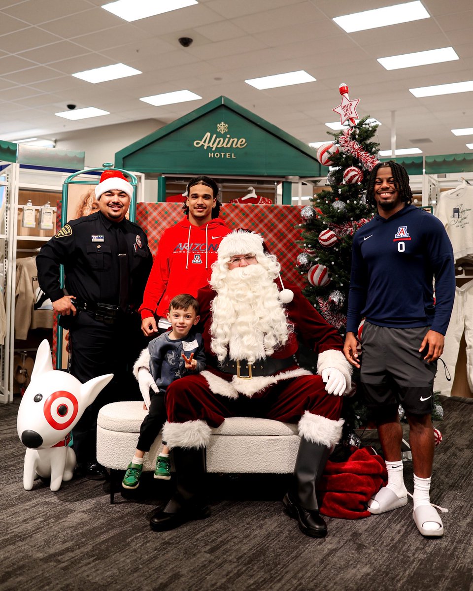 ArizonaFBall's tweet photo. This is what community looks like 🎁
Arizona Football joined Tucson PD’s Kids and Cops to give 200+ children a holiday shopping spree—spreading joy and the holiday spirit throughout our community.
#BeyondFootball
@Tucson_Police https://t.co/HKjiCDCBcL