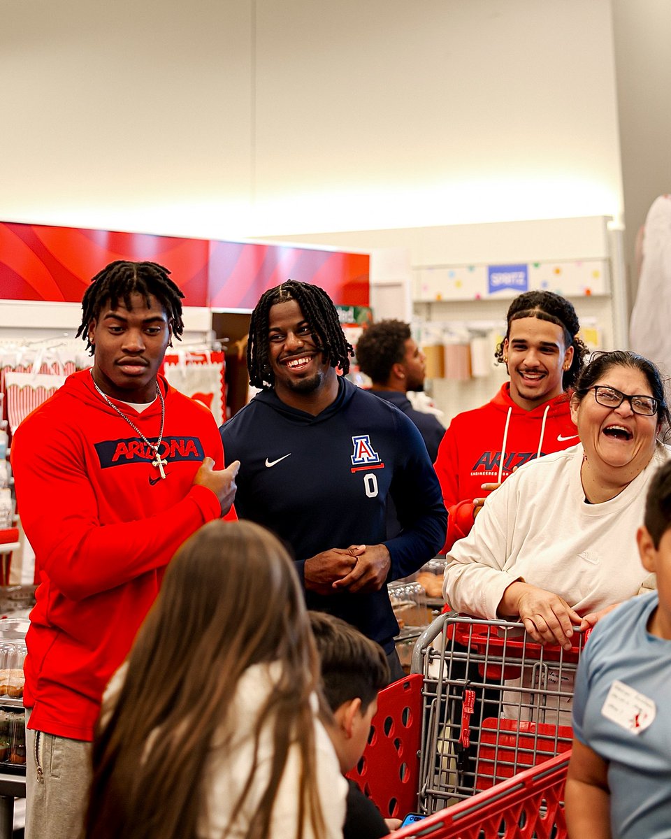 ArizonaFBall's tweet photo. This is what community looks like 🎁
Arizona Football joined Tucson PD’s Kids and Cops to give 200+ children a holiday shopping spree—spreading joy and the holiday spirit throughout our community.
#BeyondFootball
@Tucson_Police https://t.co/HKjiCDCBcL