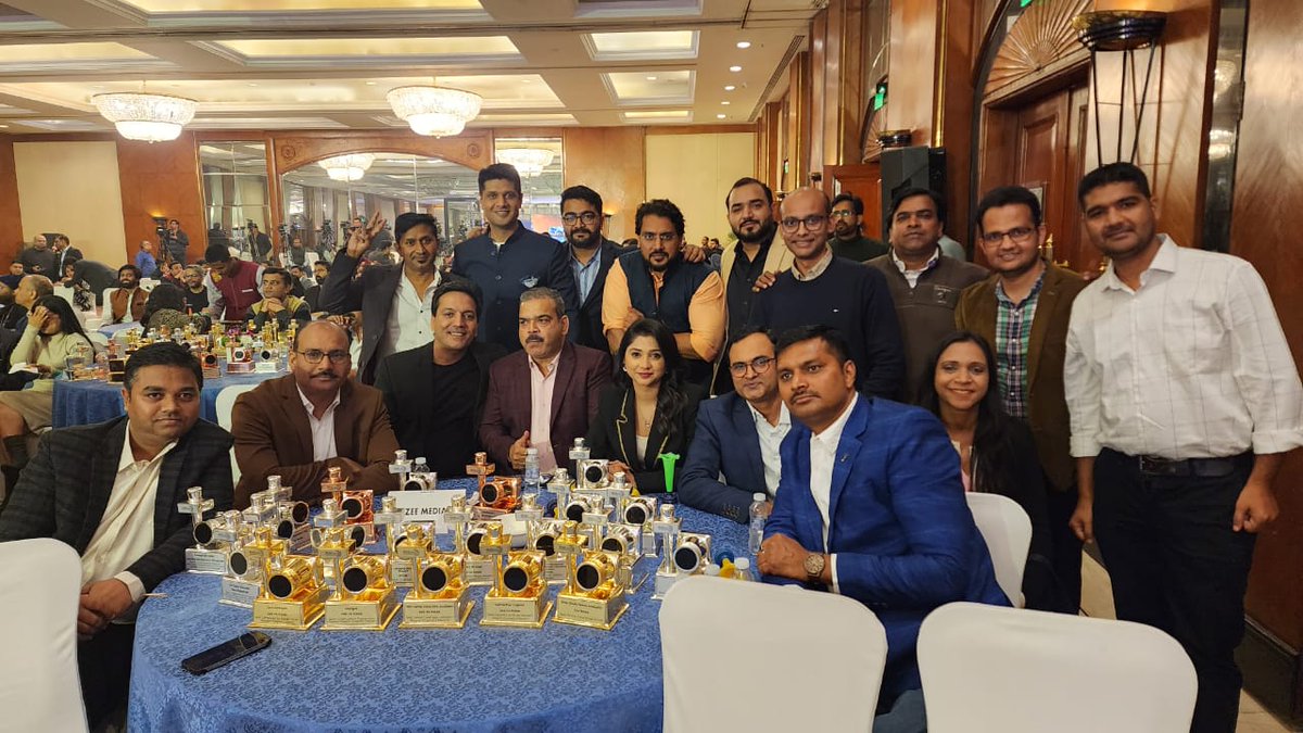 AKASHSHRI11's tweet photo. 'बात पते की' शो  को मिला देश का बेस्ट करेंट अफेयर्स न्यूज़ शो का अवार्ड..बात पते की टीम जिंदाबाद.. @ZeeNews  पर रोजाना शाम 7 से 8 देखिए #बातपतेकी @ShobhnaYadava के साथ
#enbaAward https://t.co/nj7SlEADaH