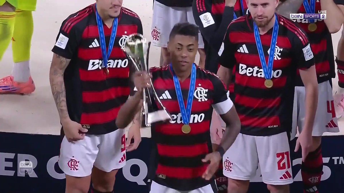 فلامنغو يُجهض مغامرة بيراميدز في نصف نهائي كأس إنتركونتيننتال بالفوز 2-0، ويتأهل لمواجهة باريس سان جيرمان في النهائي يوم 17 ديسمبر على ملعب أحمد بن علي 