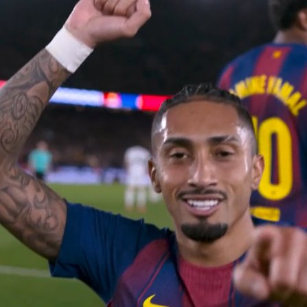 TouchlineX's tweet image. 📸 - Raphinha's teeth are so clean.