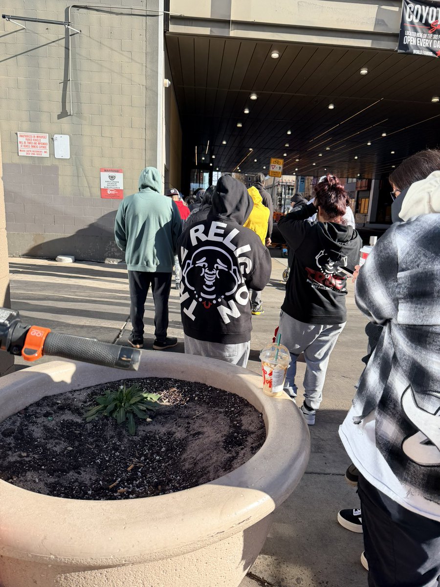 Johnyewest38's tweet photo. @karidaniels I think you’ll appreciate the people waiting in Denver for a pair this morning at #SoleStDenver. Also, good meeting @ThaGoat87 #sneakertwitter https://t.co/c6P1hZJo5F