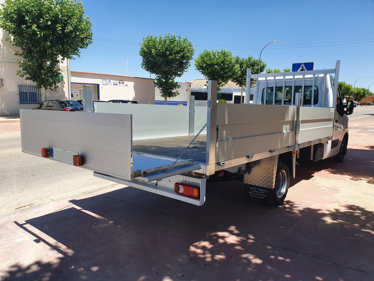Carrocería abierta de aluminio, con tablero fenólico finlandés antideslizante en el suelo y puente de carga delantero reforzado. Con trampilla trasera desmontable para cargar mercancía de hasta 6m. sin que sobresalga por el puente de carga delantero. Más📸 tinyurl.com/5sz9wvrm