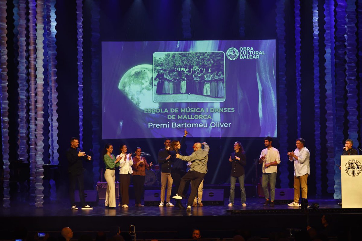 ocbcat's tweet photo. Endavant el lliurament dels #Premis31D!
🏆 L'Escola de Música i Danses de Mallorca és la primera guardonada de la gala amb el Premi Bartomeu Oliver. Un reconeixement per la seva dedicació, al llarg de 50 anys, a la recuperació, l'ensenyament i la difusió de la música, el ball, les danses i altres elements patrimonials i tradicionals de la cultura de Mallorca.