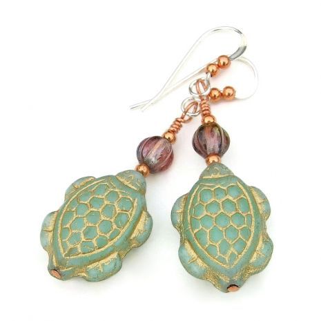 ShadowDogDesign's tweet photo. New! Celadon green & gold sea #turtle #earrings w/ purple Czech glass melon bead accents! via @ShadowDogDesign #SeaTurtles #TurtleLover #ChristmasGift #TurtleEarrings https://t.co/e5kWy71Wa2 https://t.co/VaLCl38JlW